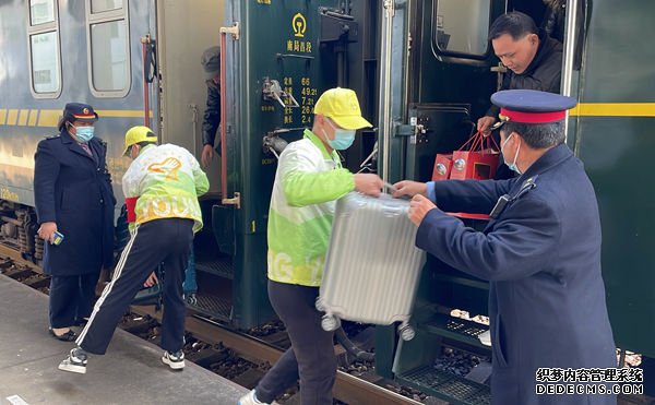 为应对春运客流，中国铁路南昌铁路局上饶车务段资溪站组织青年党团员开展志愿服务活动。