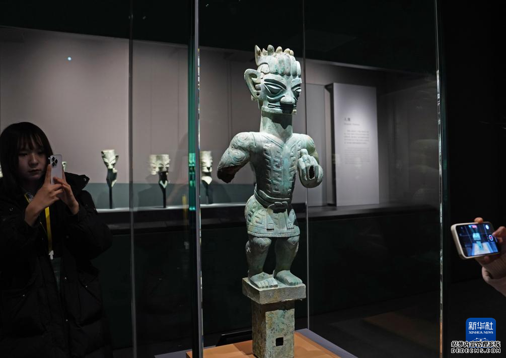 2月2日，观众在参观拍摄竖披发青铜人像。新华社记者 刘颖 摄