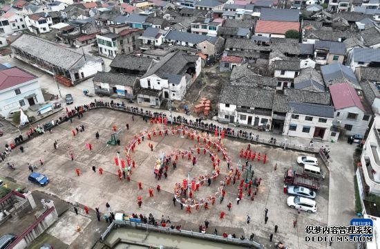 浙江诸暨：舞龙灯 迎大年