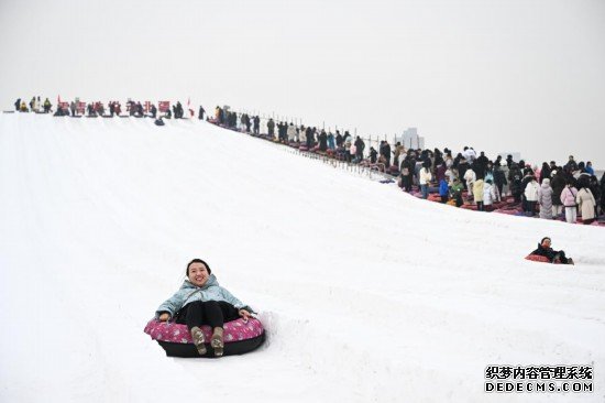 图为1月18日，市民在内蒙古赛马场滑雪圈。新华社记者 贝赫 摄