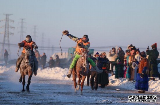 在2023年12月17日举办的内蒙古自治区第二十届冰雪那达慕上，选手在耐力赛马比赛中冲刺。新华社记者 王楷焱 摄