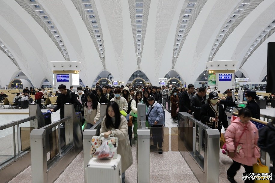 南昌东站旅客正在有序自助验票进站。中国铁路南昌局供图