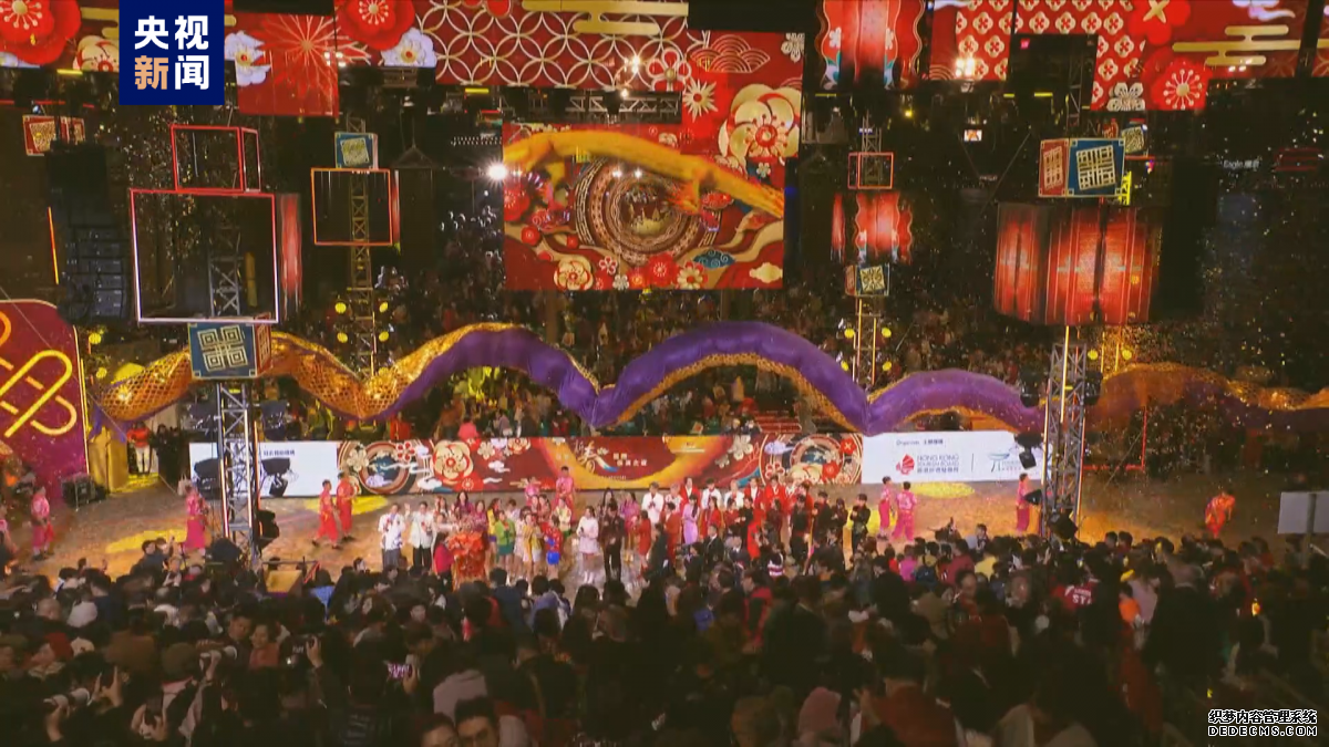 香港举行新春花车巡游 展现龙年喜庆和活力