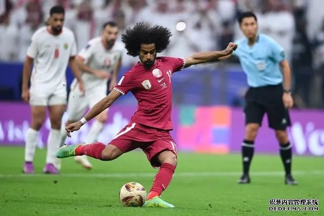 卡塔尔队前锋阿菲夫在本场决赛中主罚点球瞬间。 新华社记者 江汉摄