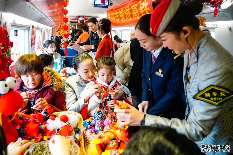 在青岛北开往青岛北的G6955次环线列车上，旅客在列车上体验布偶缝制。王敏摄