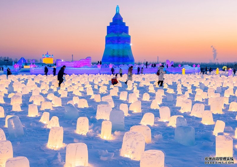 2024年1月12日，游客在第三届呼和浩特欢乐冰雪节活动现场欣赏冰雕。丁根厚摄