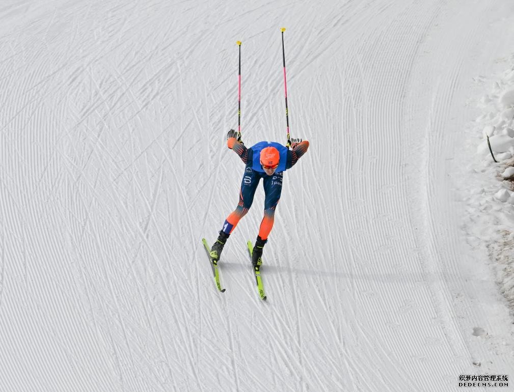 重庆队选手王强在第十四届全国冬季运动会越野滑雪公开组男子双追逐比赛中夺冠（2024年2月14日摄）。新华社记者 刘磊 摄