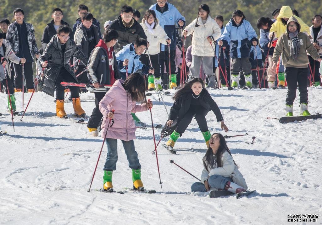 游客在重庆市南川区金佛山北坡滑雪场滑雪（2023年11月22日摄）。新华社发（瞿明斌摄）