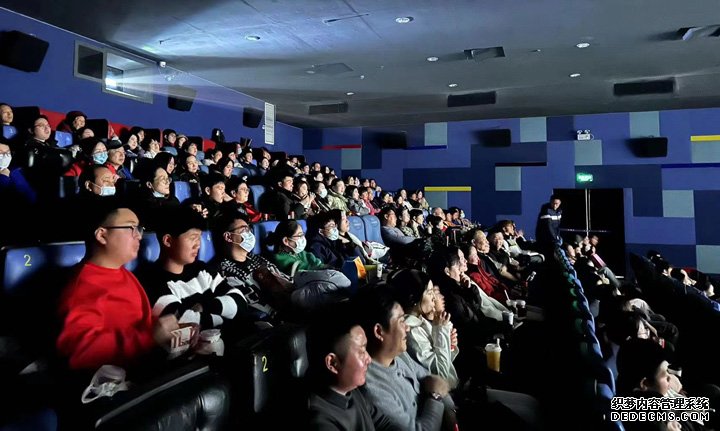 2月14日，浙江宁波一家电影院正在观影的观众。（受访对象供图）
