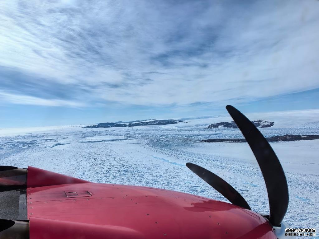 “雪鹰601”飞越冰盖边缘进行航空调查。（新华社发）