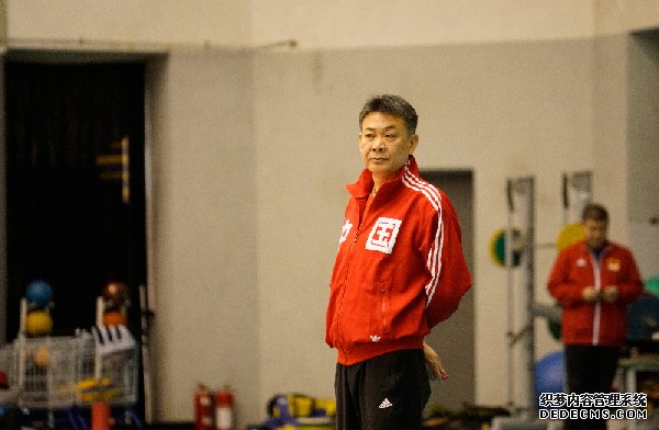 中国女排主教练蔡斌（左一）场边督训。人民网记者李乃妍摄