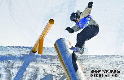 2月24日，山西队选手苏翊鸣在单板滑雪公开组男子坡面障碍技巧比赛中。新华社记者 贝赫摄
