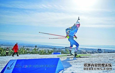 2月23日，河北队选手闫星元在冬季两项公开组混合接力（4×6公里）比赛中冲刺。新华社记者 伍志尊摄