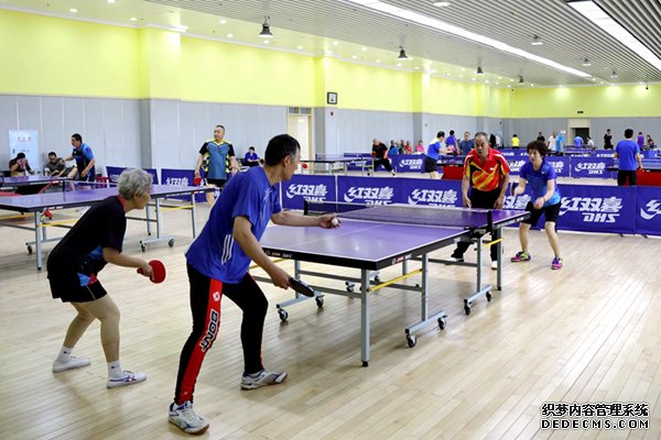 呼伦贝尔市民参与乒乓球运动。人民网记者 胡雪蓉摄