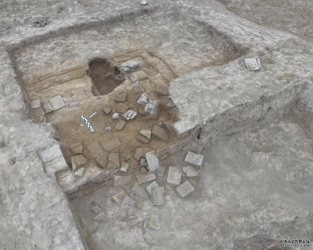 这是都兰热水墓群北一区M37号（“羊圈墓”）祭台的砌砖。
