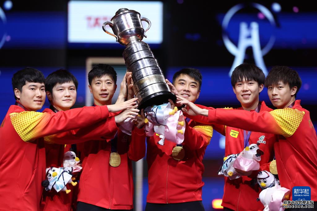 2月25日，中国队在颁奖仪式上高举冠军奖杯。当日，在韩国釜山进行的2024年国际乒联釜山世界乒乓球团体锦标赛男子团体决赛中，中国队3比0战胜法国队，夺得冠军。新华社记者 杨世尧 摄