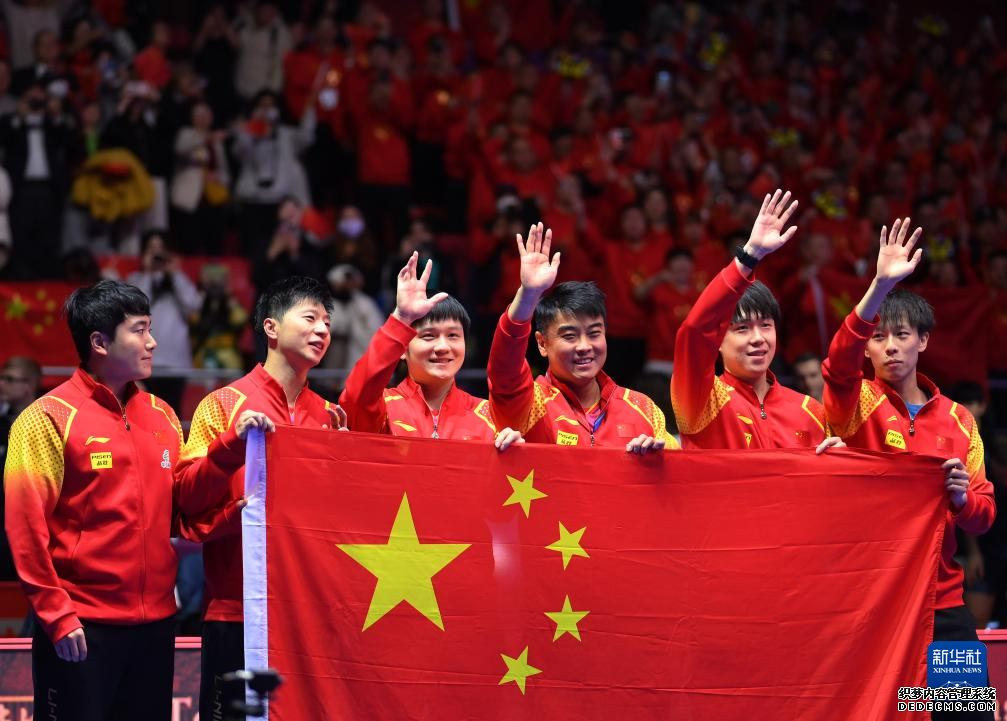 2月25日，中国队教练王皓（右三）、选手梁靖崑（左一）、马龙（左二）、樊振东（左三）、王楚钦（右二）、林高远夺冠后庆祝。当日，在韩国釜山进行的2024年国际乒联釜山世界乒乓球团体锦标赛男子团体决赛中，中国队3比0战胜法国队，夺得冠军。新华社记者 陶希夷 摄