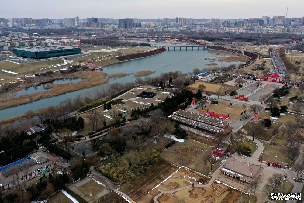 这是隔河相望的河南安阳殷墟宫殿宗庙遗址（右）与殷墟博物馆新馆（无人机照片，2024年2月23日摄）。新华社记者 李安 摄