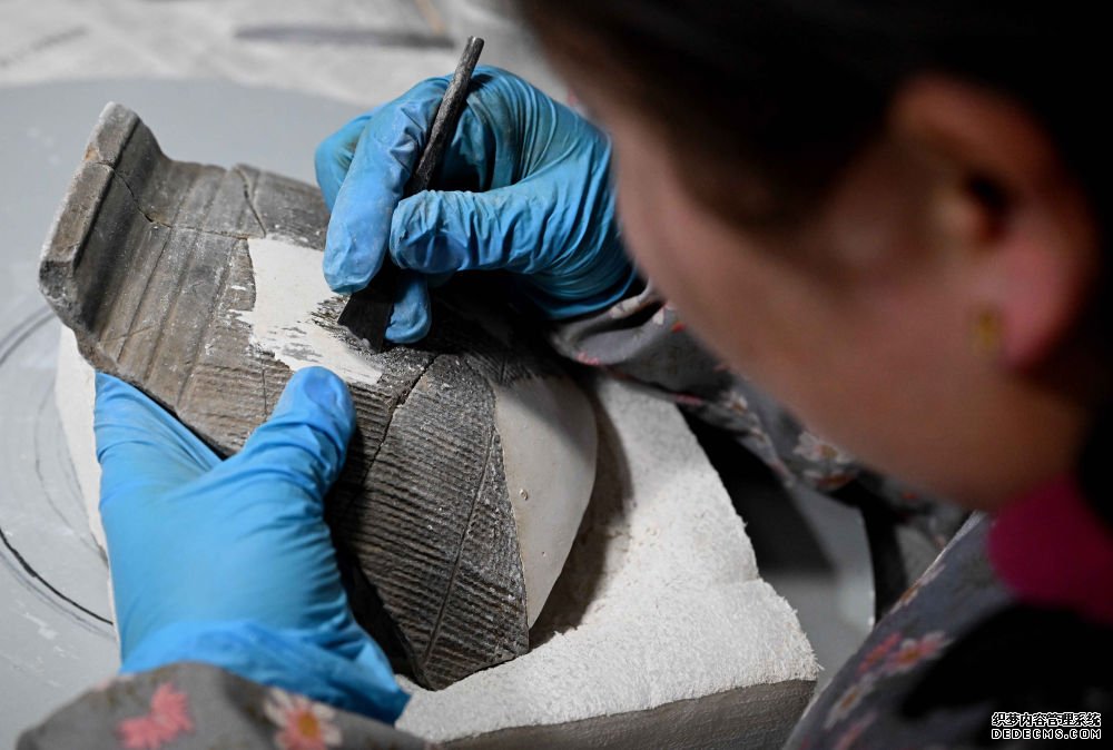 在中国社会科学院考古研究所安阳工作站，工作人员在对殷墟洹北商城出土的陶片进行整理修复（2024年2月23日摄）。新华社记者 李安 摄