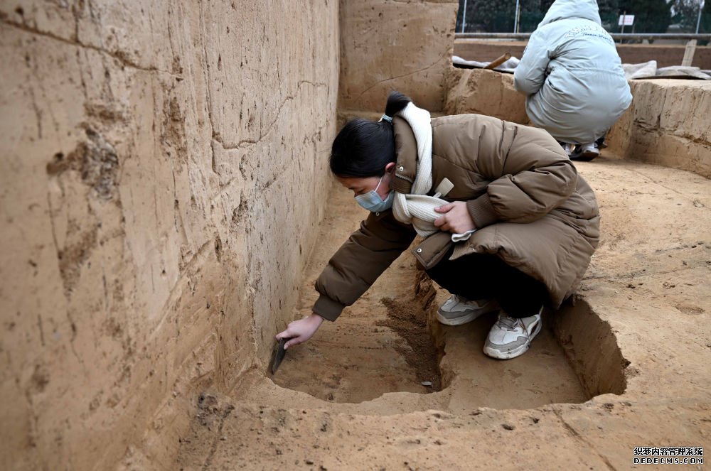 工作人员在河南安阳殷墟王陵遗址进行发掘作业（2024年2月24日摄）。新华社记者 李安 摄