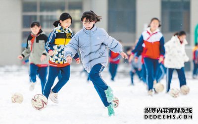 雪地里的跃动身影