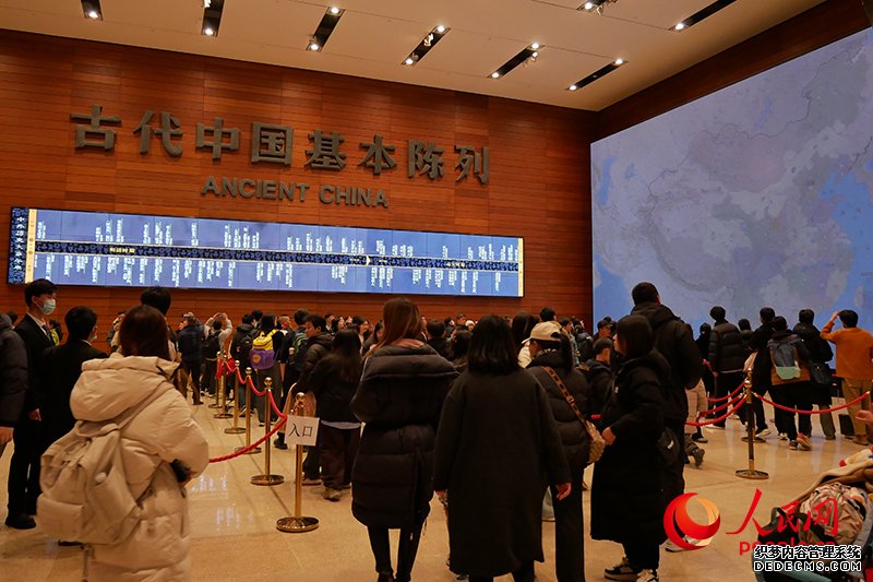 观众正在排队等候参观国博“古代中国”基本陈列。人民网记者 韦衍行摄