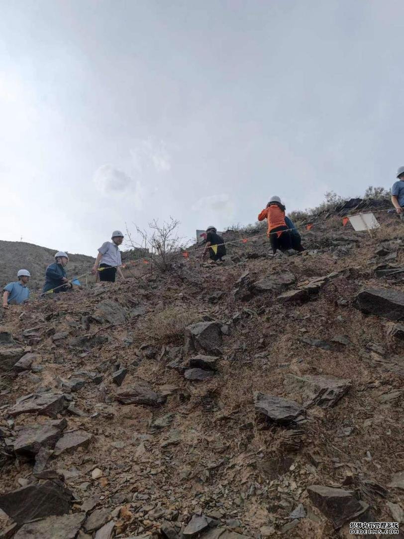 工作人员在黄河黑山峡河段调研。受访者供图