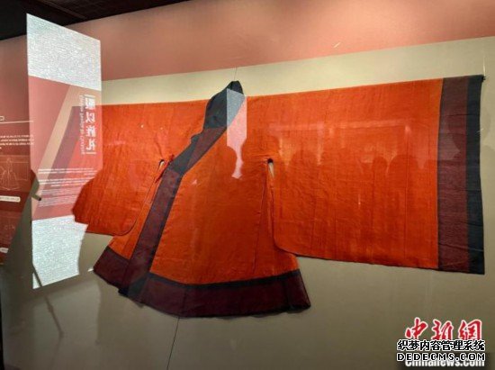 孔府旧藏礼乐服饰文物杭州展出 留学生沉浸式体验