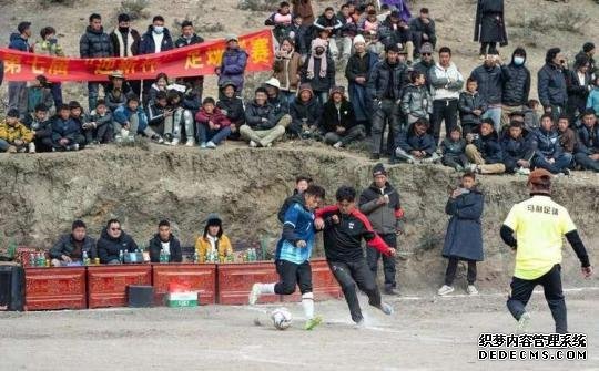 西藏昌都：“云中球场”上的藏东小镇足球赛