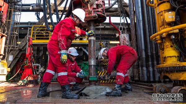 秦皇岛27-3油田勘探人员正在进行钻井作业。受访者供图