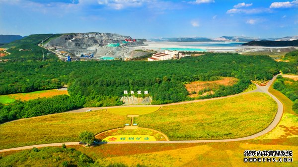 鞍钢集团在大孤山铁矿排岩场建成矿业生态园。受访者供图