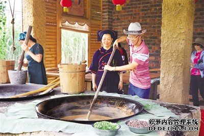 “甜蜜小镇”走好旅游路（走进乡土中国）