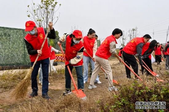 志愿者们参加“爱河护水 清洁家园”活动。罗源县农业农村局供图