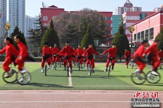 兰州小学生“玩转”独轮车 跌倒爬起中练就“追风少年”