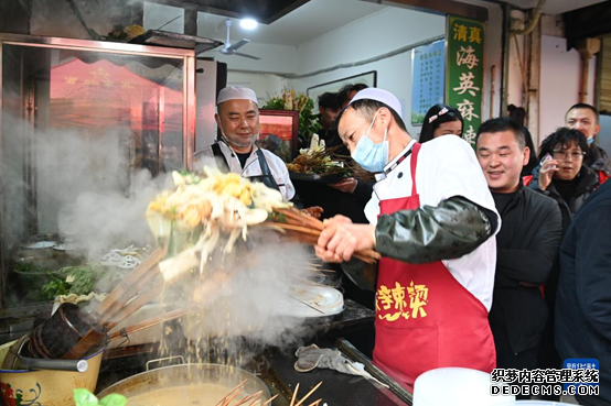 近日，天水市秦州区的天水名优小吃城一麻辣烫店，商家为游客加工麻辣烫。 新华社记者 范培珅摄