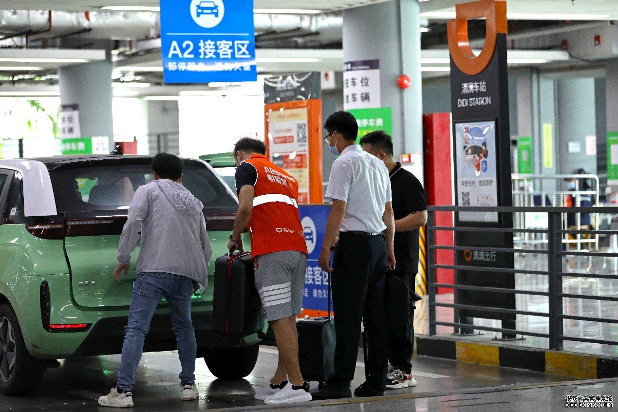 司机师傅在滴滴车站接乘客上车。（受访者供图）