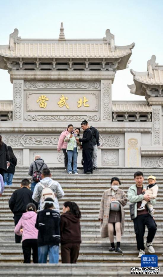 4月5日，游客在宁夏石嘴山市北武当生态旅游区游玩、拍照。新华社记者 冯开华 摄