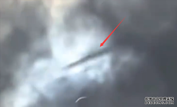 美国日全食现ufo飞行物 在天空中迅速穿越云层