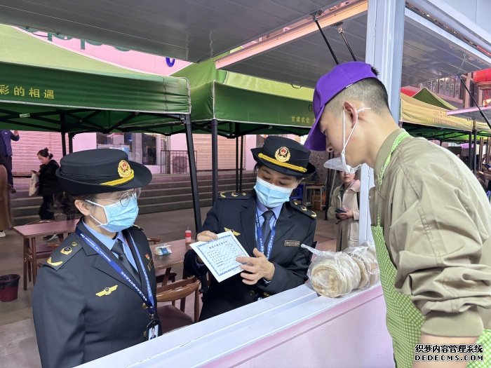 甘肃省天水市麦积区北道埠街道市场监管所为麦积区步行街开办的“麻辣烫一条街”提供送证上门服务。受访者供图