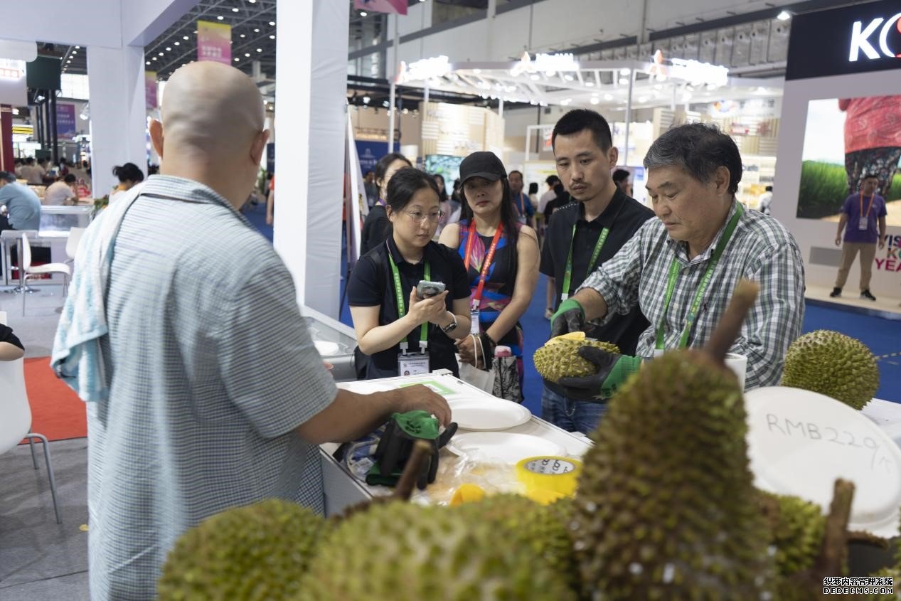 马来西亚国家馆现场售卖新鲜榴莲。人民网 常沙摄