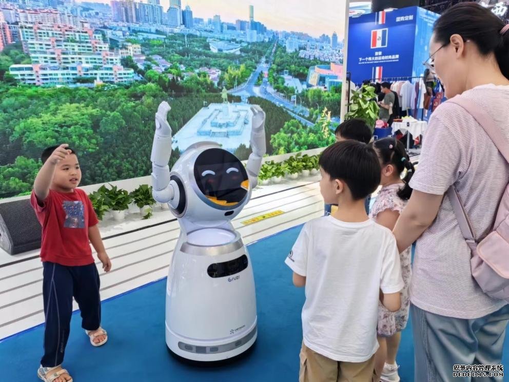 消博会现场，小朋友们正在与机器人互动。人民网记者 杨迪摄