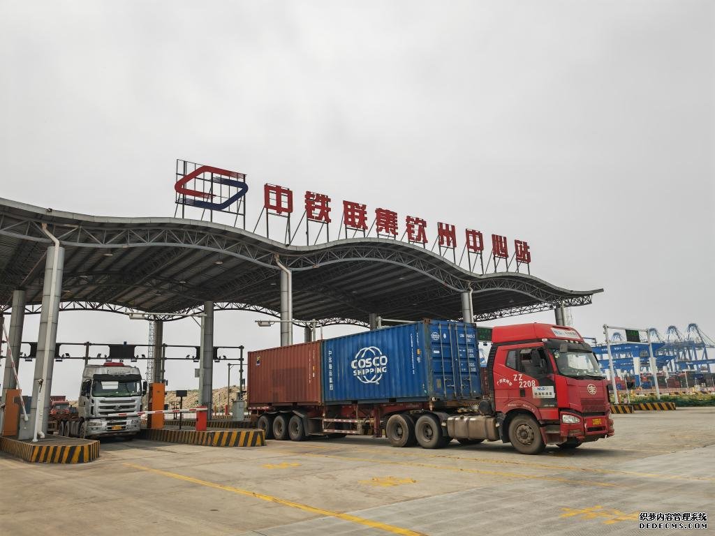 在中铁联集钦州中心站，货车在有序进出。新华社记者赵欢 摄
