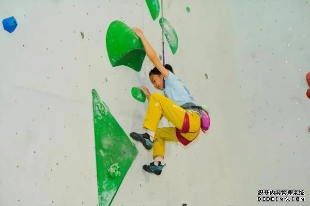 2024年4月16日，全国青少年攀岩公开赛江山站举行，选手在比赛中。中国登山协会供图
