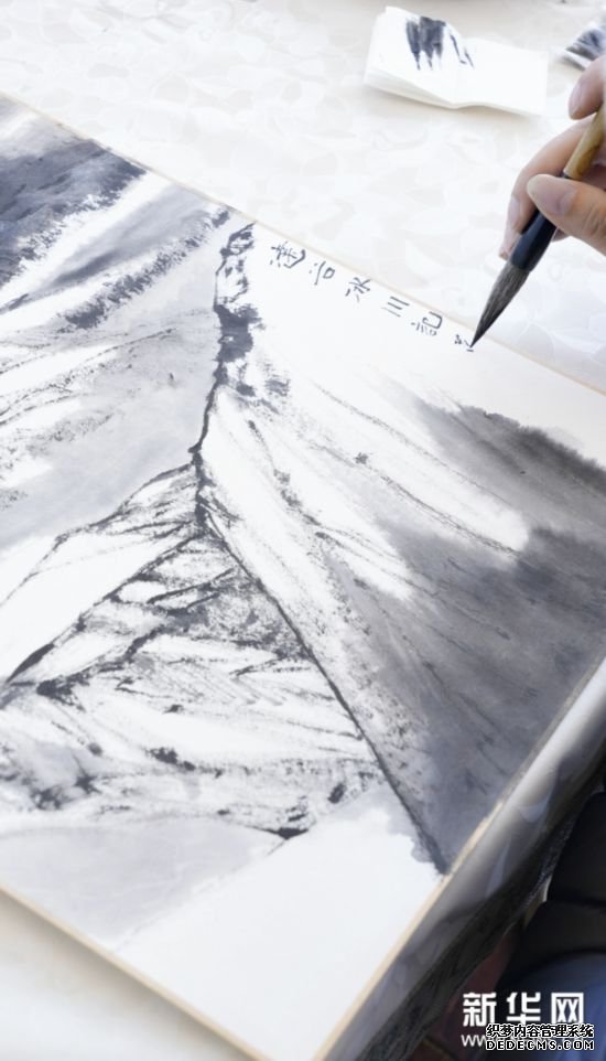“妙手执画笔·穿越大冰川”——以笔为媒绘就达古冰川之美