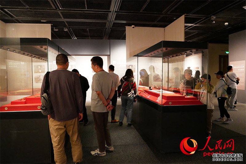 “五一”假期，游客在首都博物馆参观展览。人民网记者 韦衍行摄