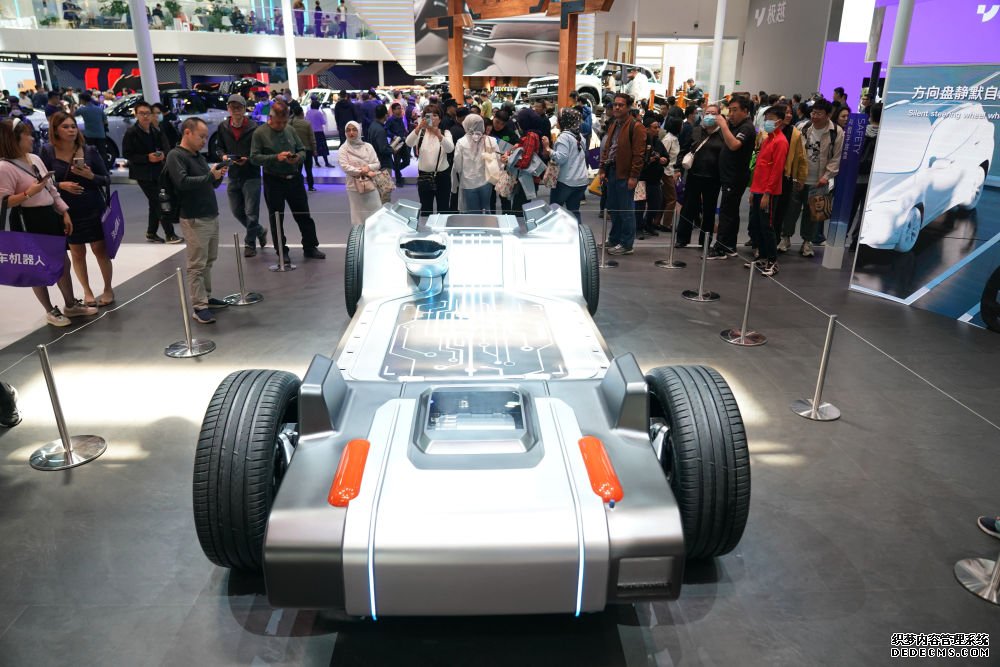 2024年4月30日，在北京车展上，观众在吉利汽车展区参观一款AI数字底盘。新华社记者 张晨霖 摄