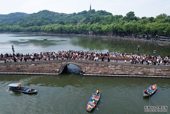 5月1日，杭州西湖断桥上人流如织（无人机照片）。新华社发