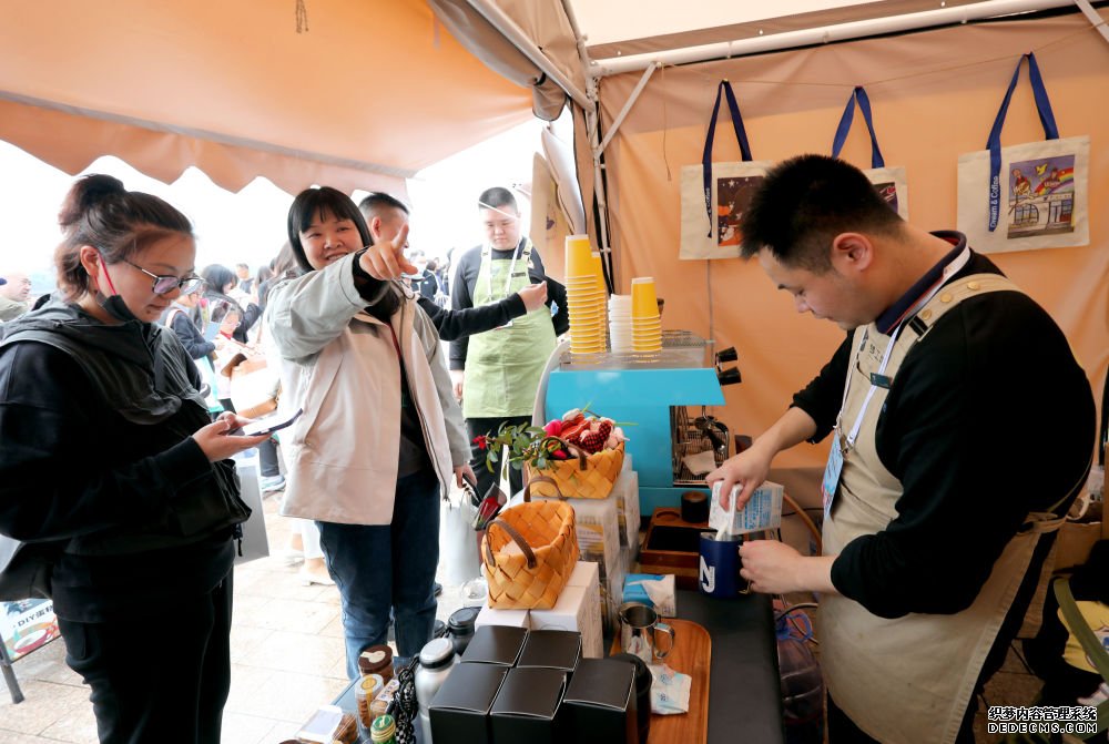 2024年5月1日，2024上海国际咖啡文化节在上海徐汇滨江拉开帷幕，这是咖啡店的工作人员（右）在活动现场制作咖啡。新华社记者 方喆 摄