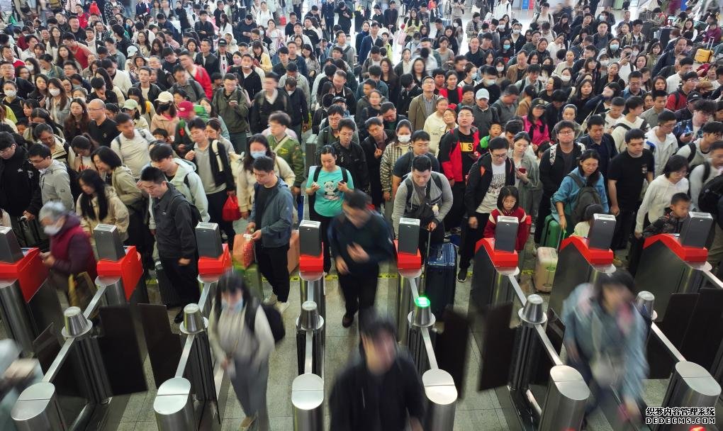 5月5日，旅客在湖南衡阳东站候车室排队进站（无人机照片）。新华社发（曹正平摄）