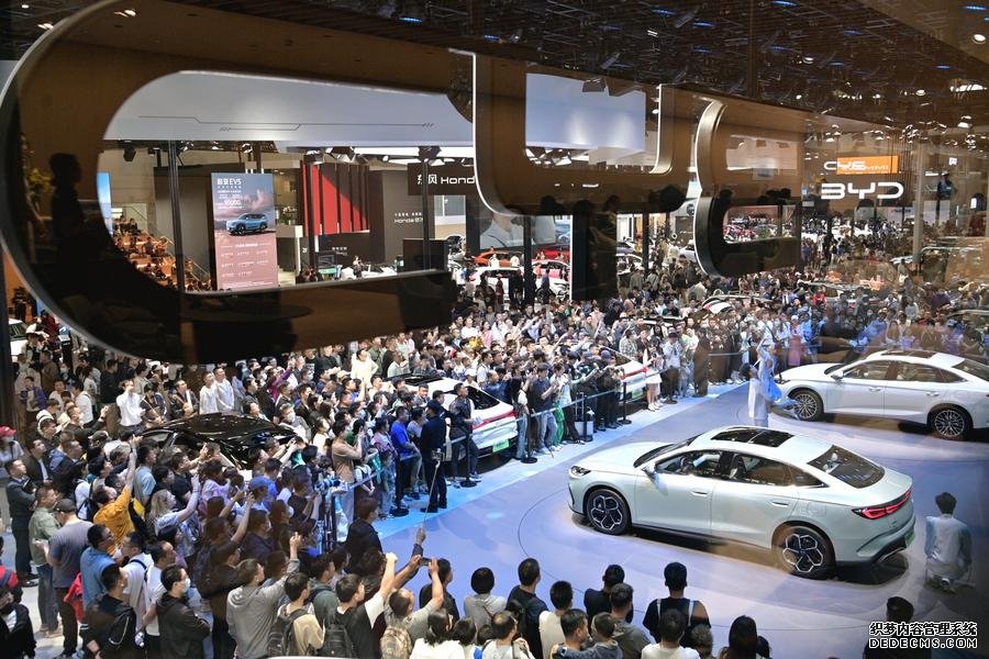 5月4日，参观者在2024北京车展比亚迪品牌展台参观。新华社记者 尹栋逊 摄